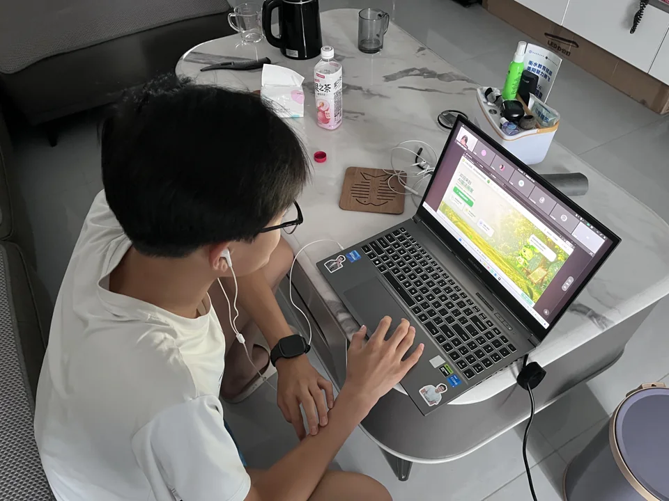 试听课堂纪实:用电脑参与课堂中的操作与尝试。